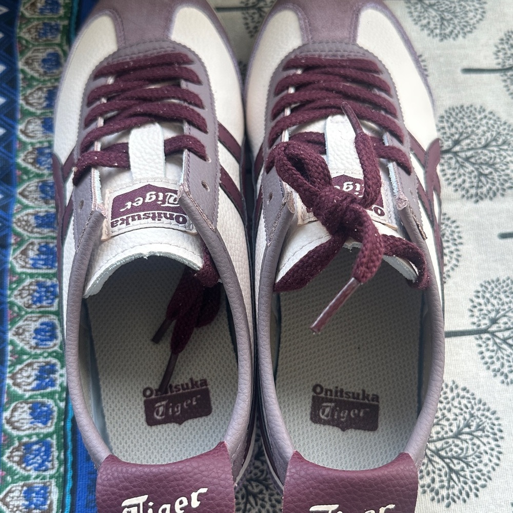 Onitsuka Tiger Mexico 66 Sneakers in White & Burgundy - Picture 5 of 8